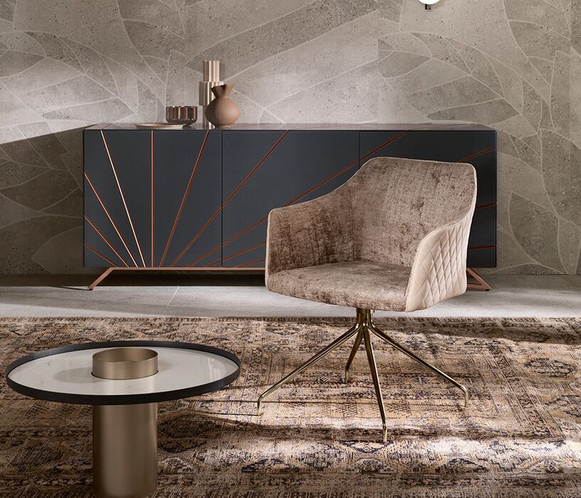Poltroncina di design con base girevole
