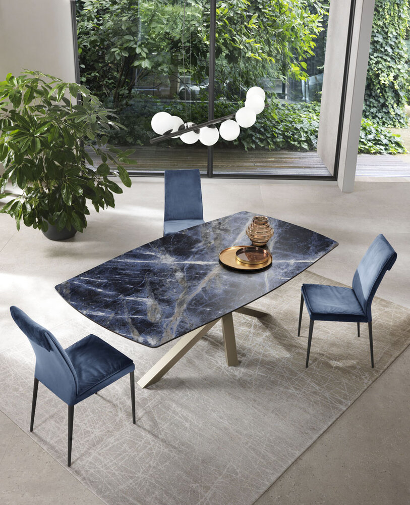 Shangai, tavolo di design in ceramica finitura Sodalite Blu